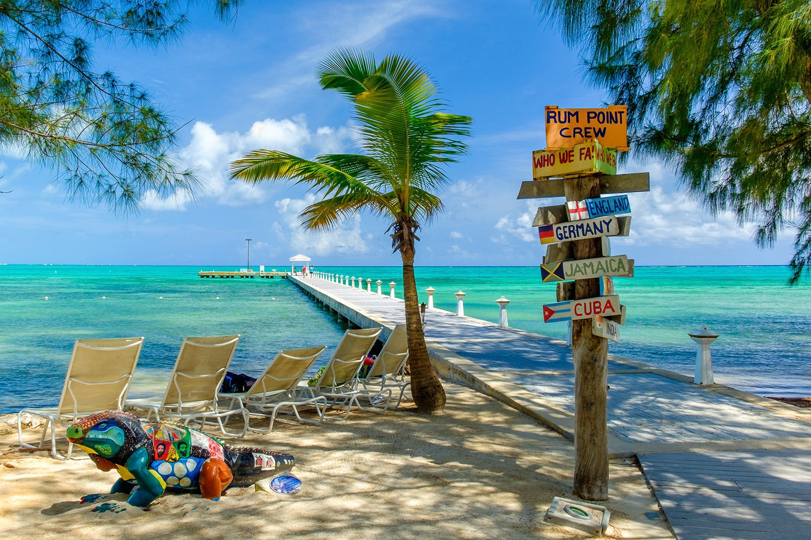 Charming Caribbean House in The Cayman Islands, walking distance to the beach with lush garden