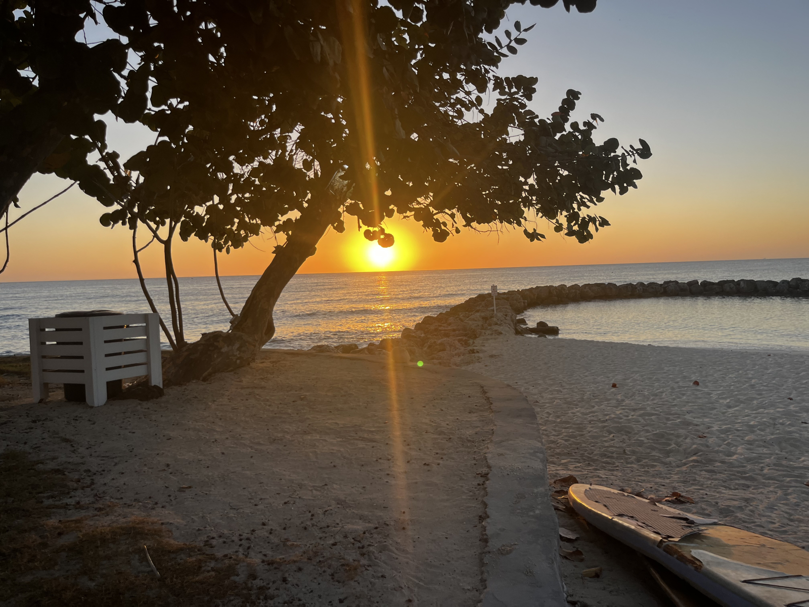 Charming Caribbean House in The Cayman Islands, walking distance to the beach with lush garden