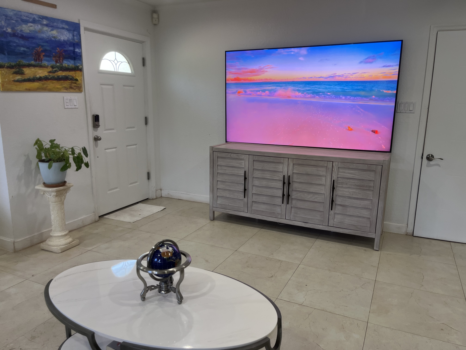 Charming Caribbean House in The Cayman Islands, walking distance to the beach with lush garden