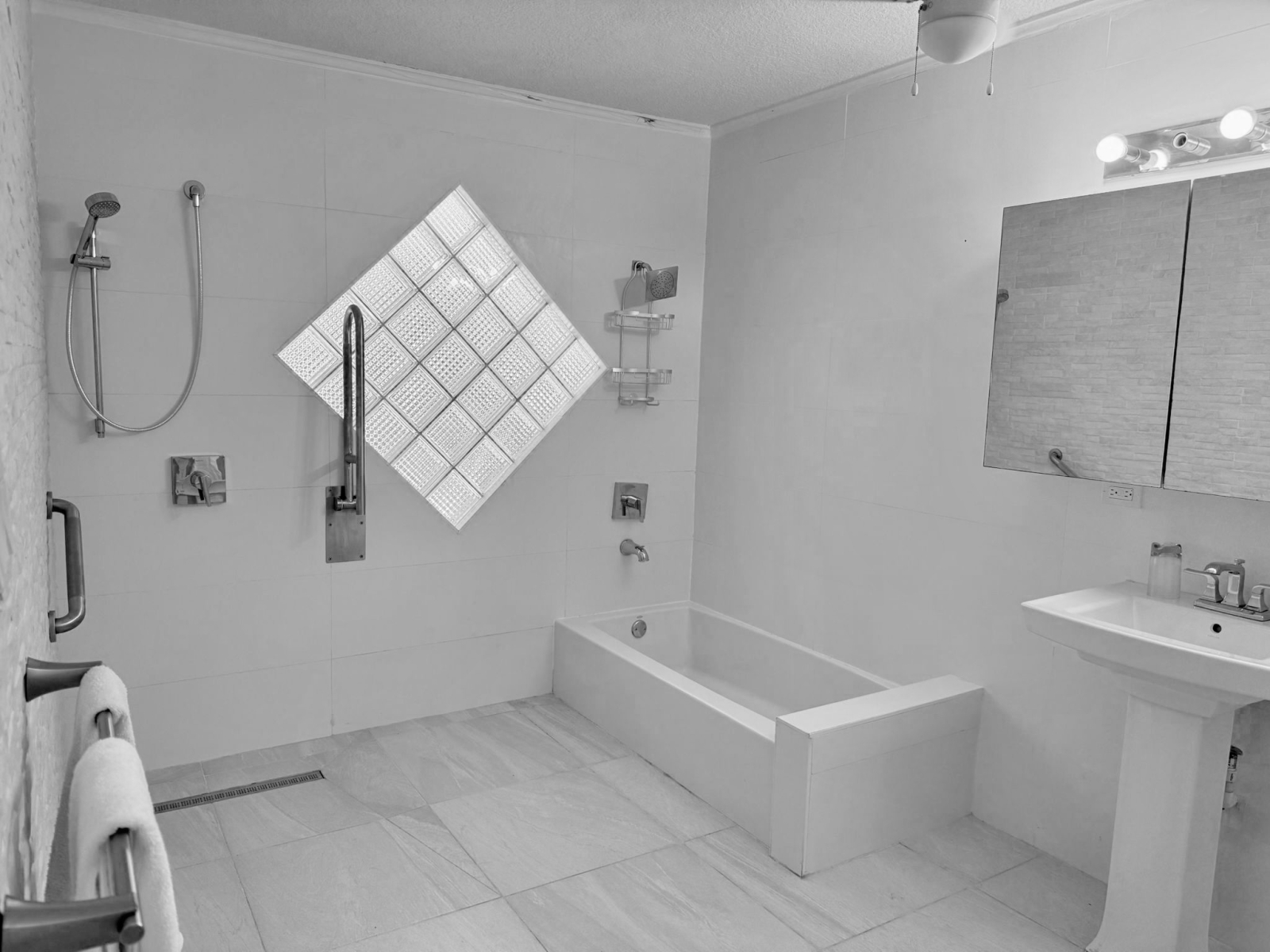 Charming Caribbean House in The Cayman Islands, walking distance to the beach with lush garden
