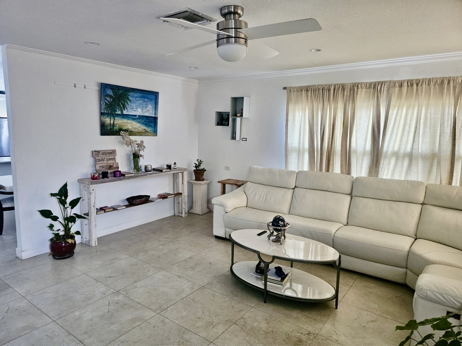 Charming Caribbean House in The Cayman Islands, walking distance to the beach with lush garden