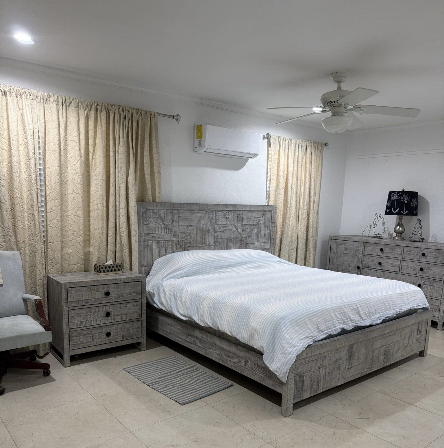 Charming Caribbean House in The Cayman Islands, walking distance to the beach with lush garden