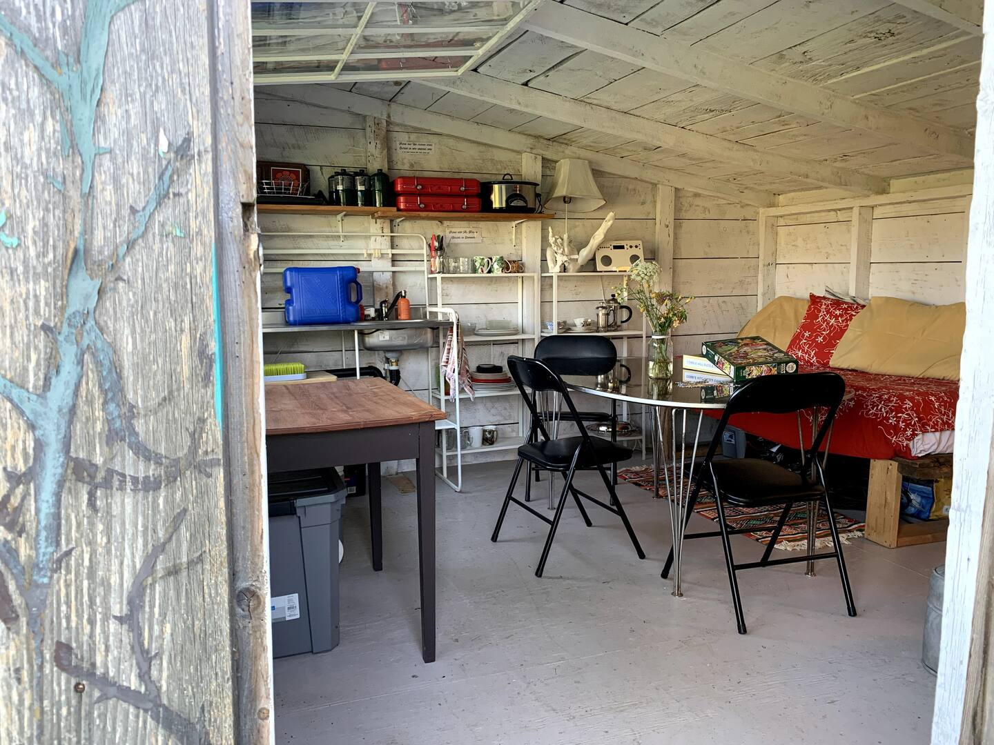 Regeneratieve boerderij verblijf in een hut
