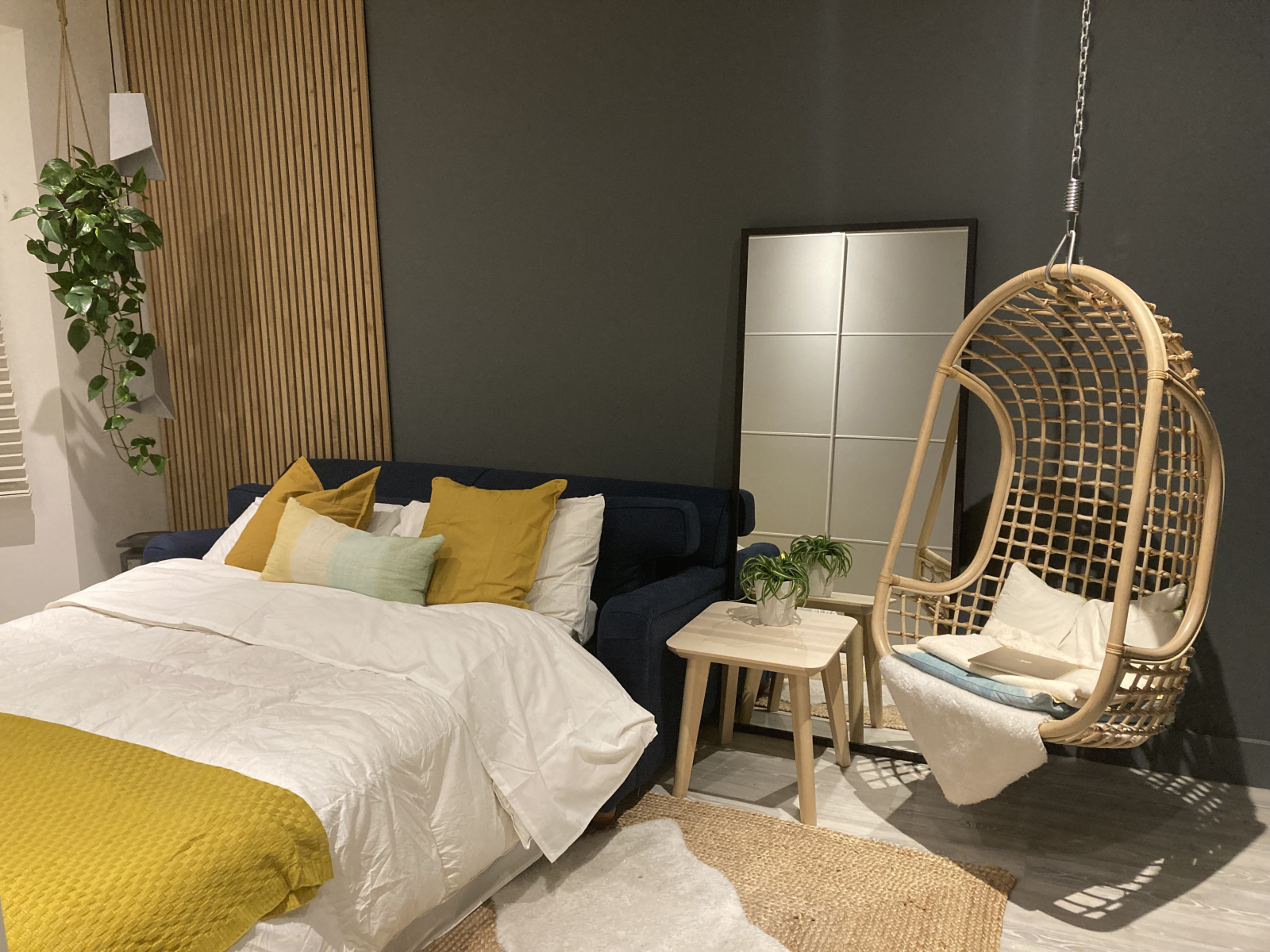 Dormitorio principal con baño privado y armario grande de 4 puertas