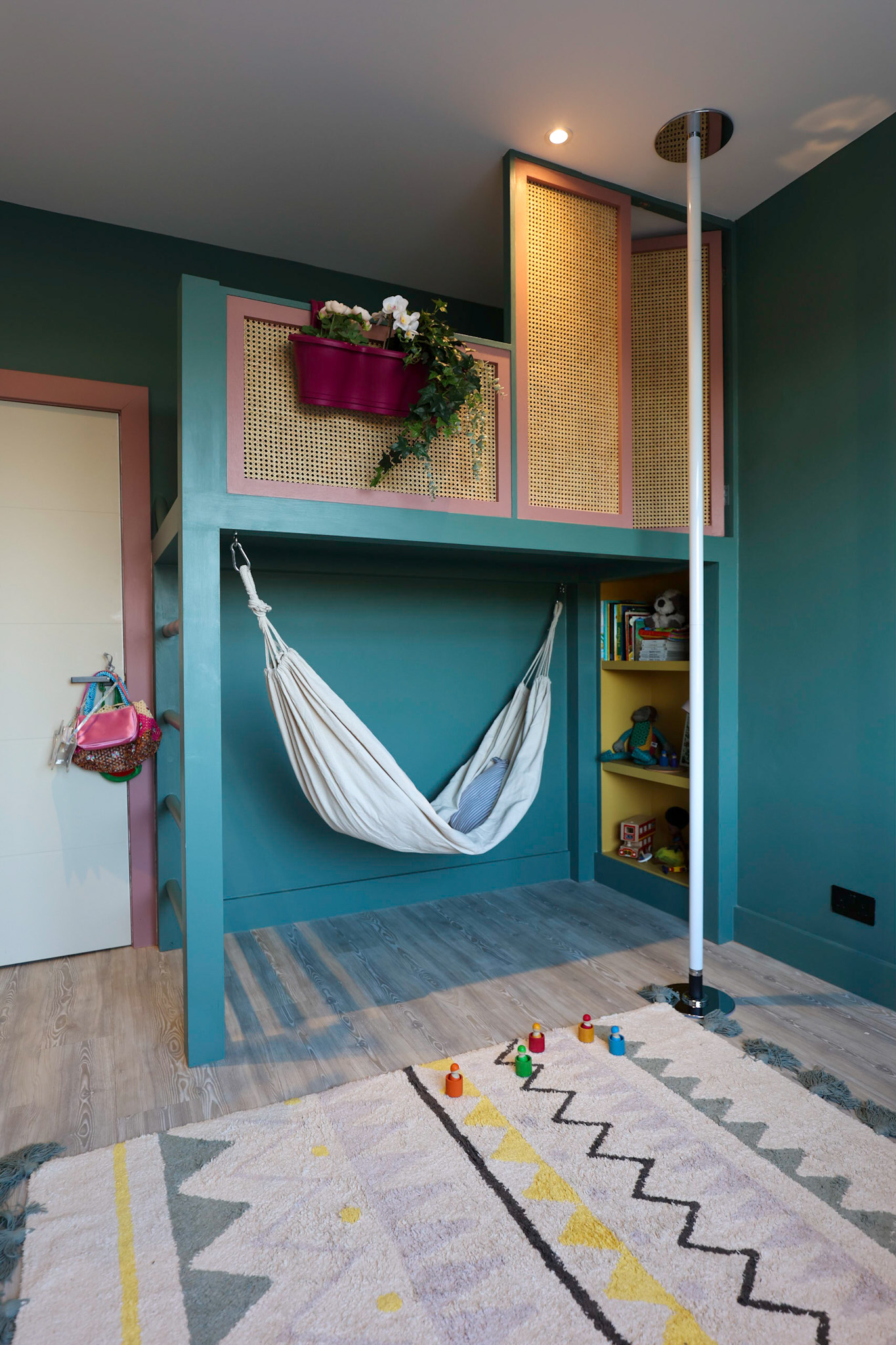 Segundo dormitorio / habitación infantil (la cama individual está encima de un marco fijo, se puede añadir otro colchón individual abajo)