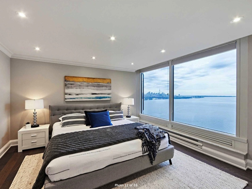 2-Schlafzimmer-, 2-Badezimmer-Condo mit wunderschönem Blick auf die Skyline von Toronto