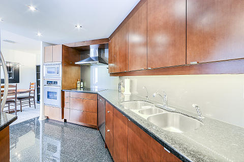 2-Schlafzimmer-, 2-Badezimmer-Condo mit wunderschönem Blick auf die Skyline von Toronto