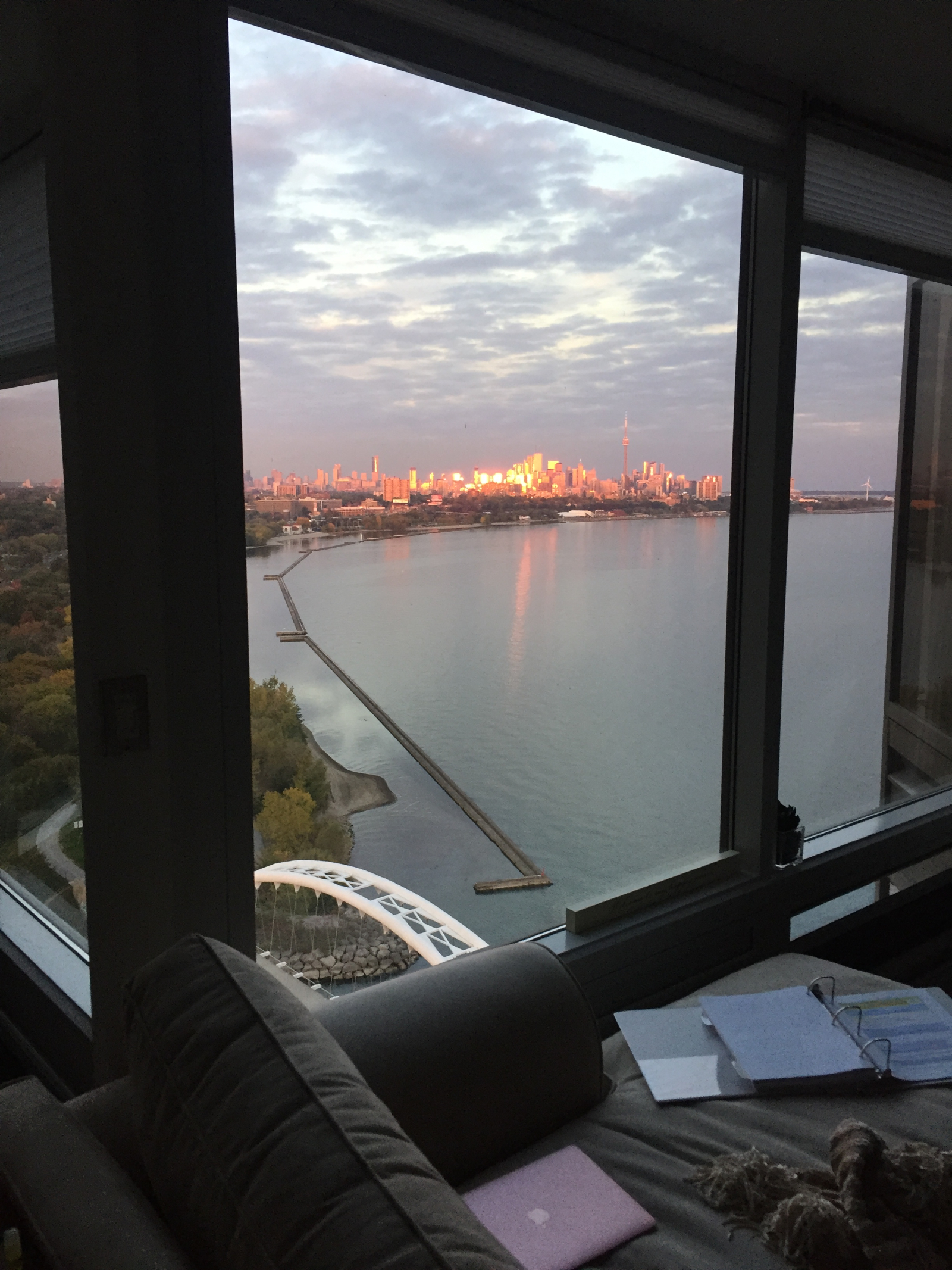 2-Schlafzimmer-, 2-Badezimmer-Condo mit wunderschönem Blick auf die Skyline von Toronto