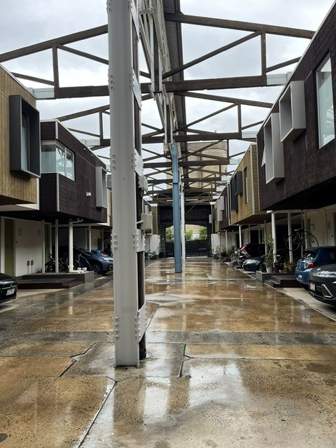 Sobrado moderno dentro de um edifício histórico