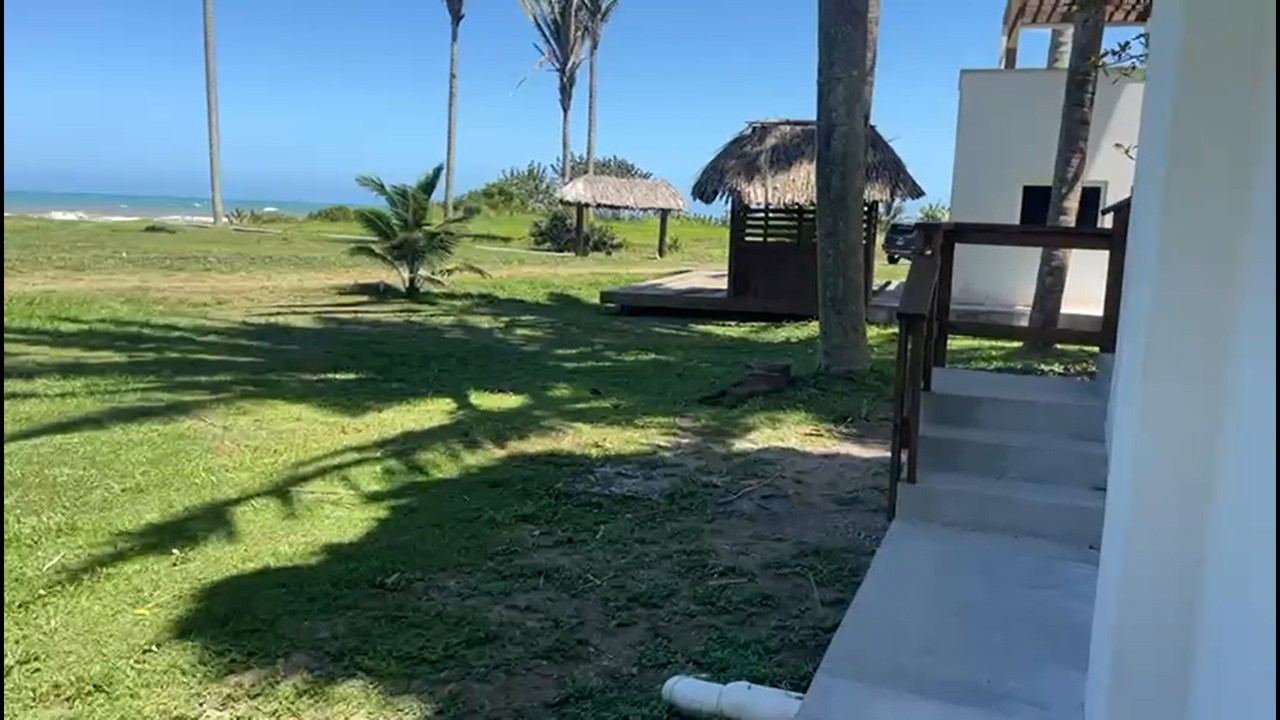 Zijtuin van het huis en trappen naar de tweede/derde verdieping