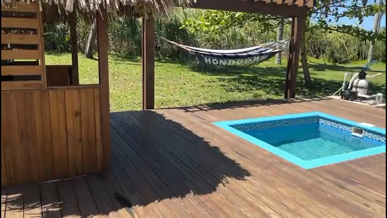 Privé dompelbad, gasbarbecuehut en hangmat