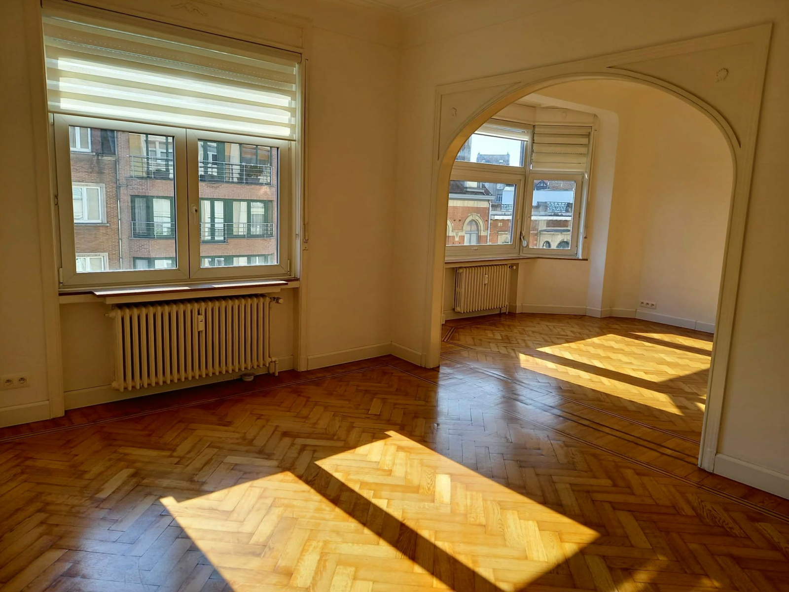 Explora Bruselas desde nuestro amplio piso Art Decó en un animado barrio *¡más fotos próximamente!*