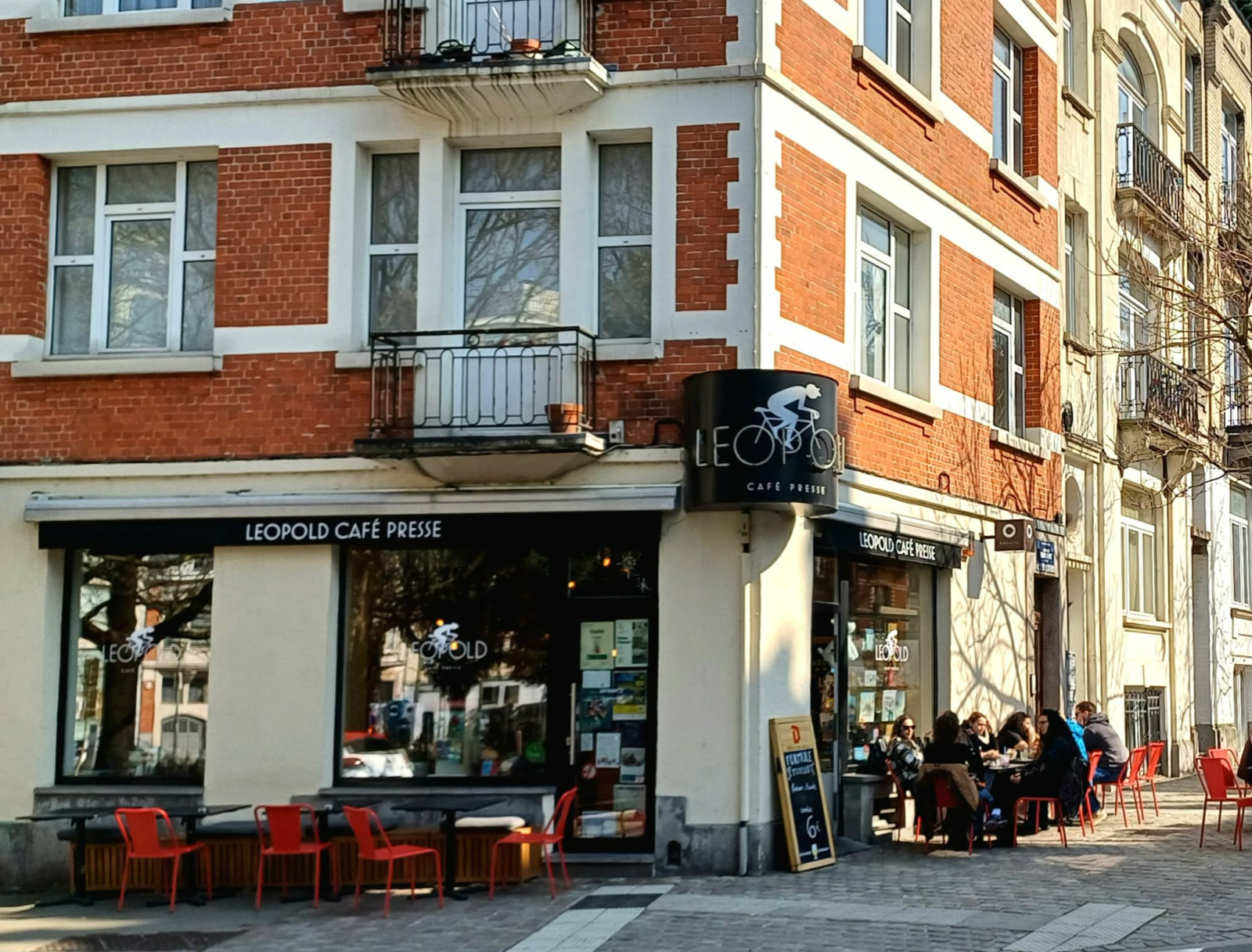 Explora Bruselas desde nuestro amplio piso Art Decó en un animado barrio *¡más fotos próximamente!*