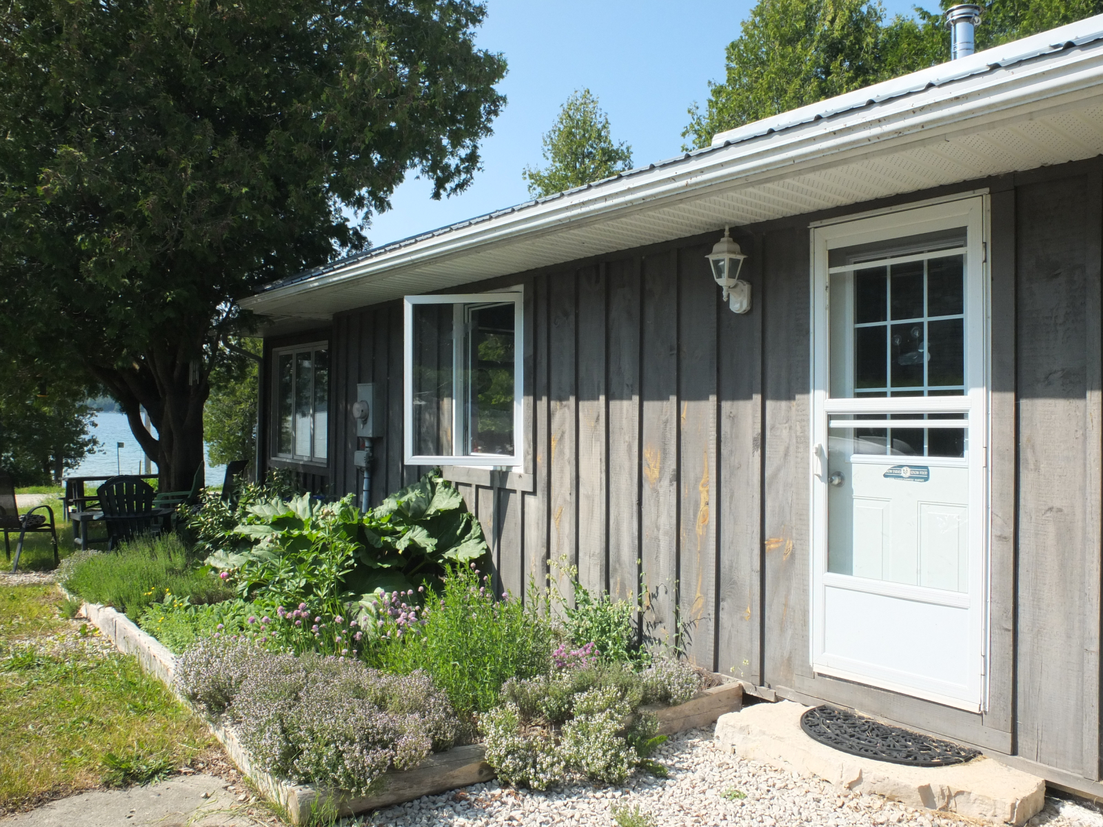 Waterfront cottage in Hope Bay