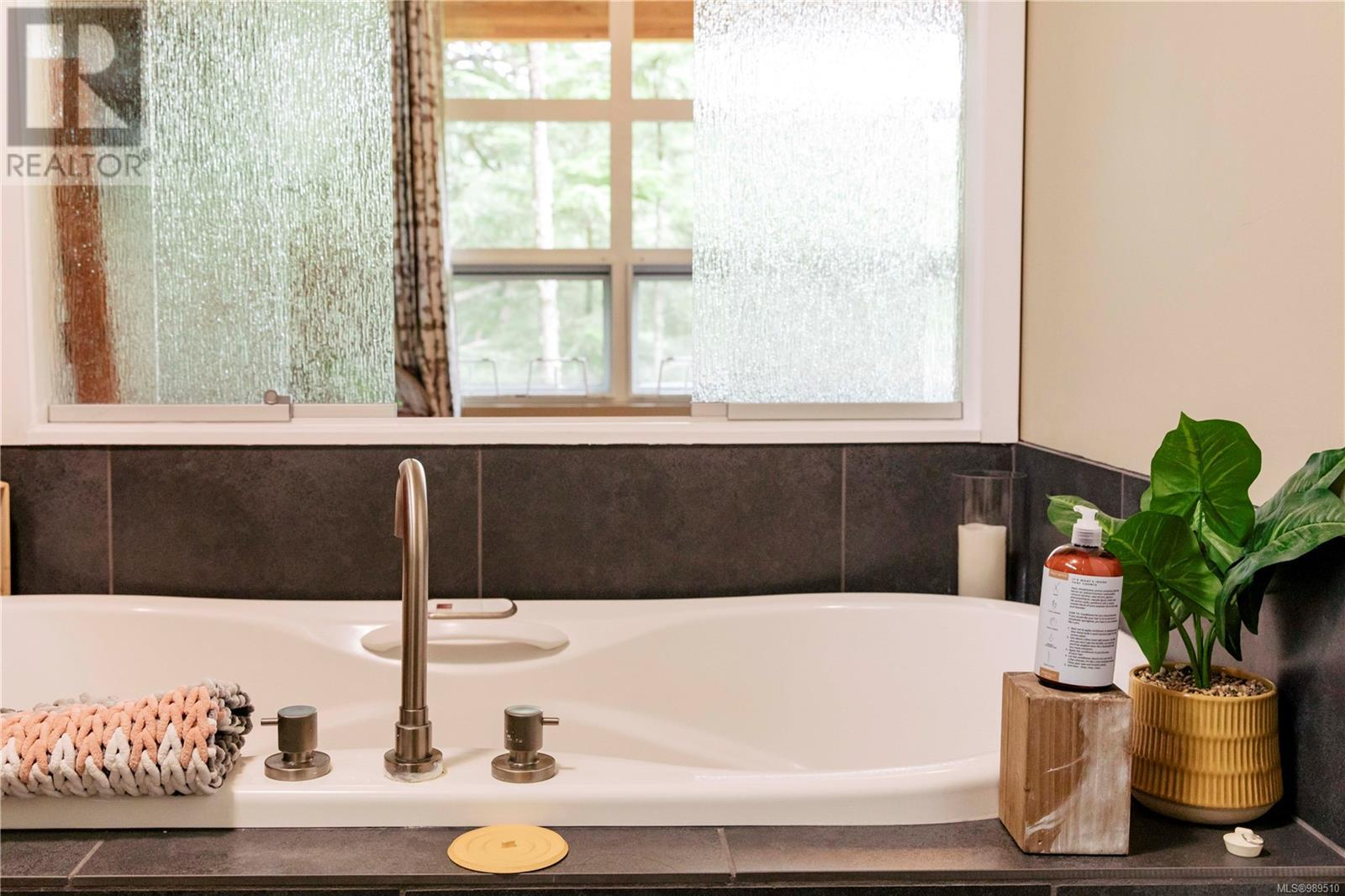The Inlet Haven · Jacuzzi et Wild Pacific Trail