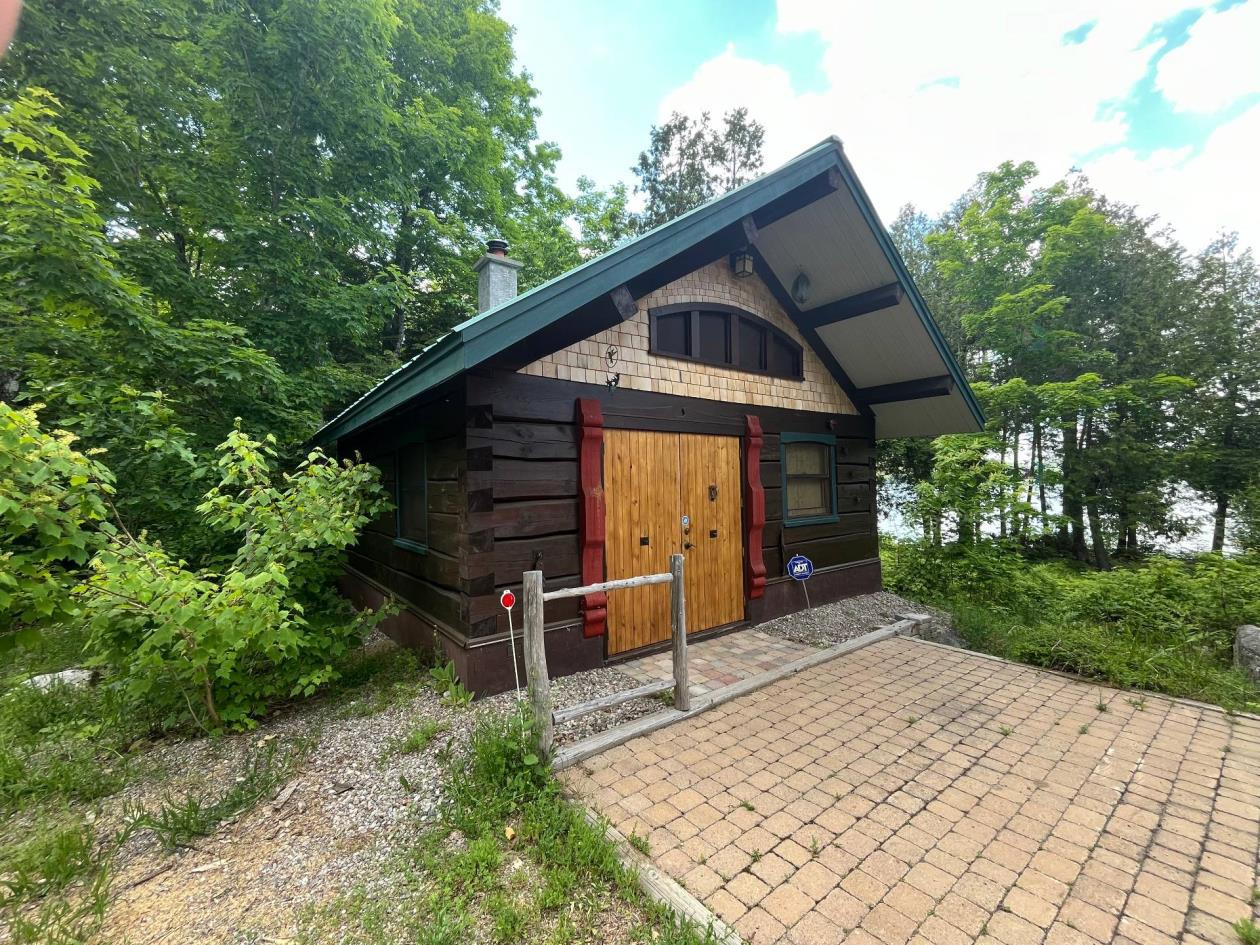 Loons at Dawn — A Lakeside Log Home Retreat