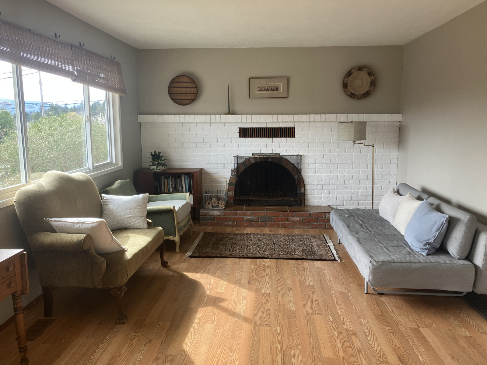 Upper home main with mountain views . Quiet family neighborhood. Peaceful surrounding.