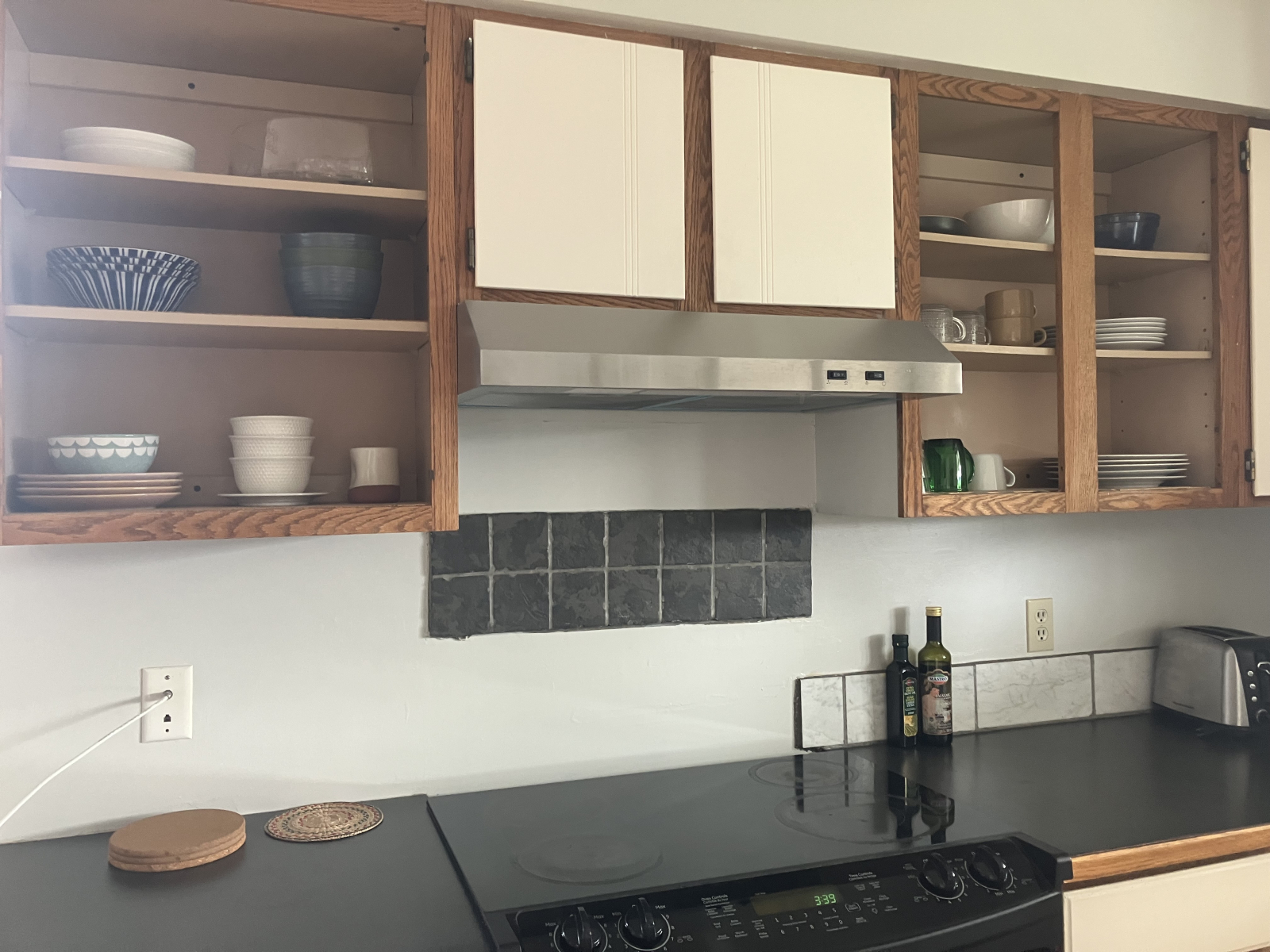 Upper home main with mountain views . Quiet family neighborhood. Peaceful surrounding.