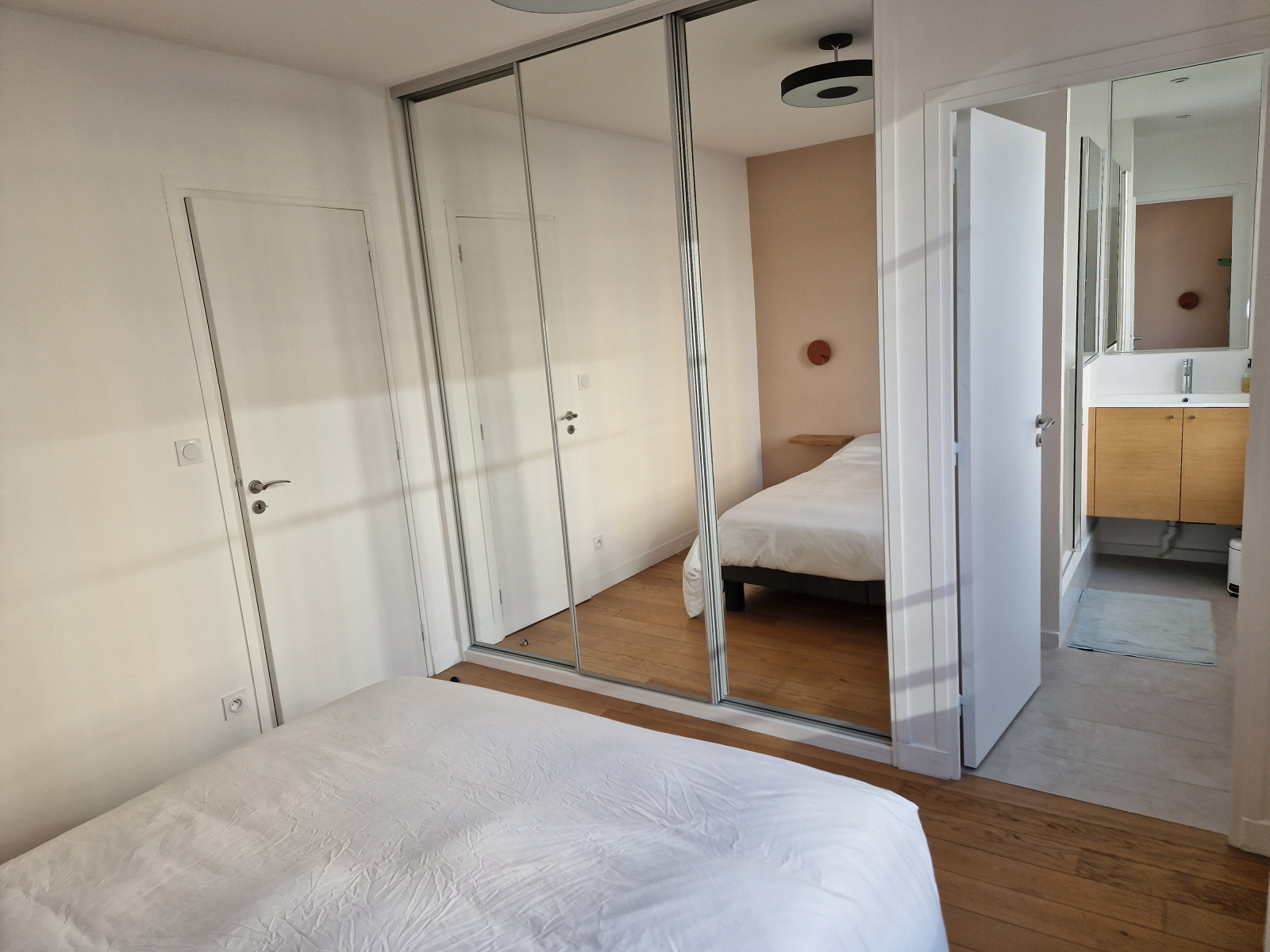Large and modern top floor apartment in Paris area