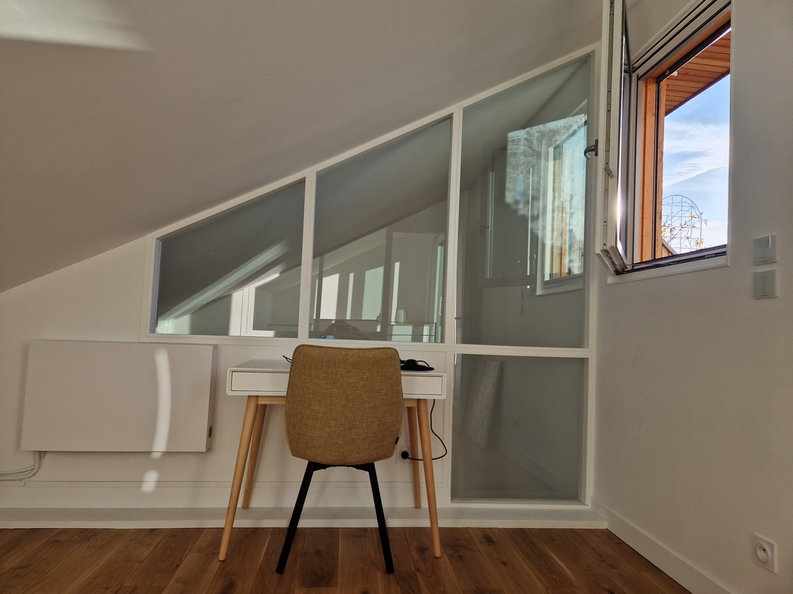 Large and modern top floor apartment in Paris area