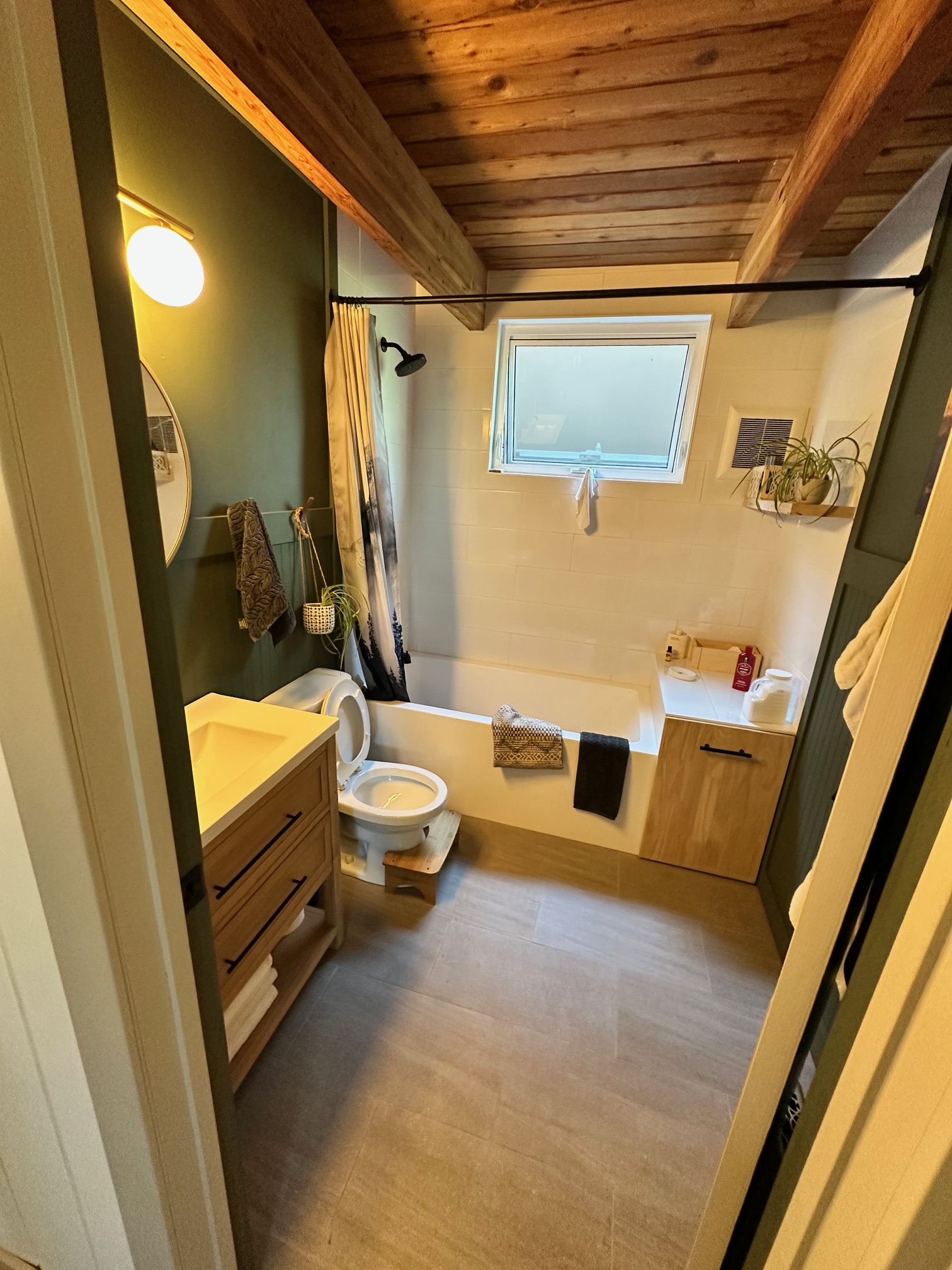 Modern Alpine Studio & Sanctuary: Ski-in/Bike-out in Rossland, BC