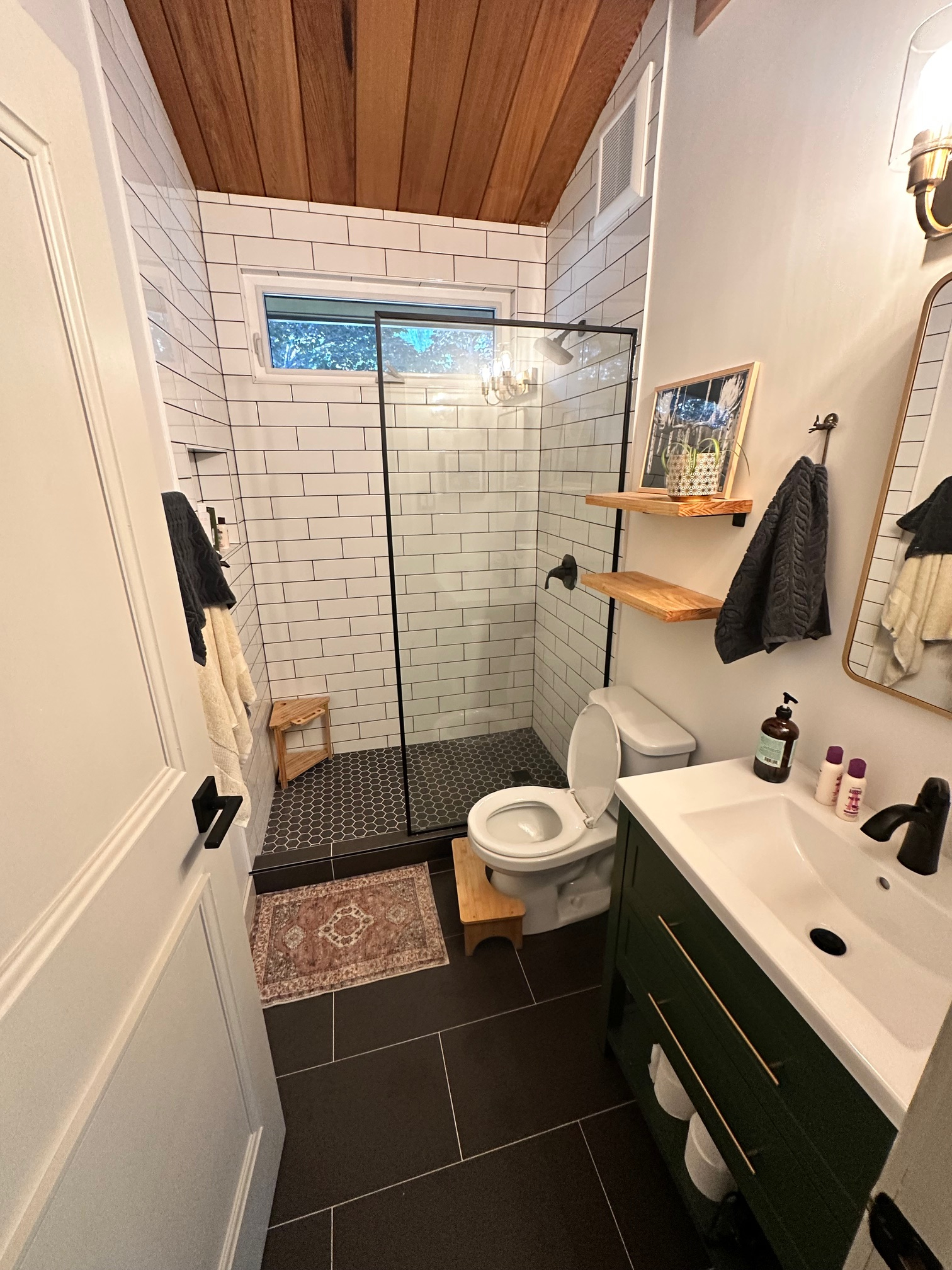 Modern Alpine Studio & Sanctuary: Ski-in/Bike-out in Rossland, BC