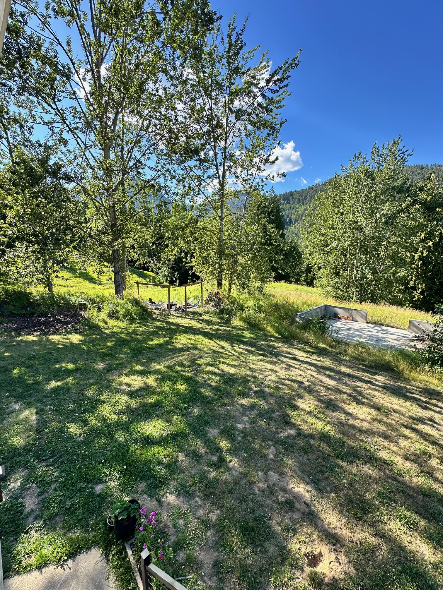Modern Alpine Studio & Sanctuary: Ski-in/Bike-out in Rossland, BC