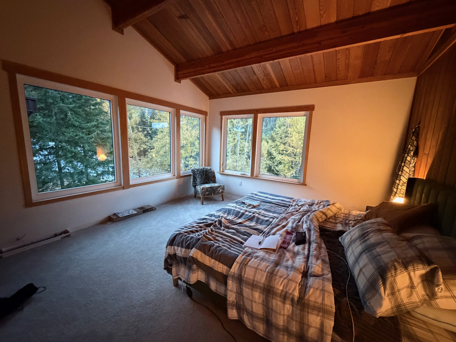 Modern Alpine Studio & Sanctuary: Ski-in/Bike-out in Rossland, BC