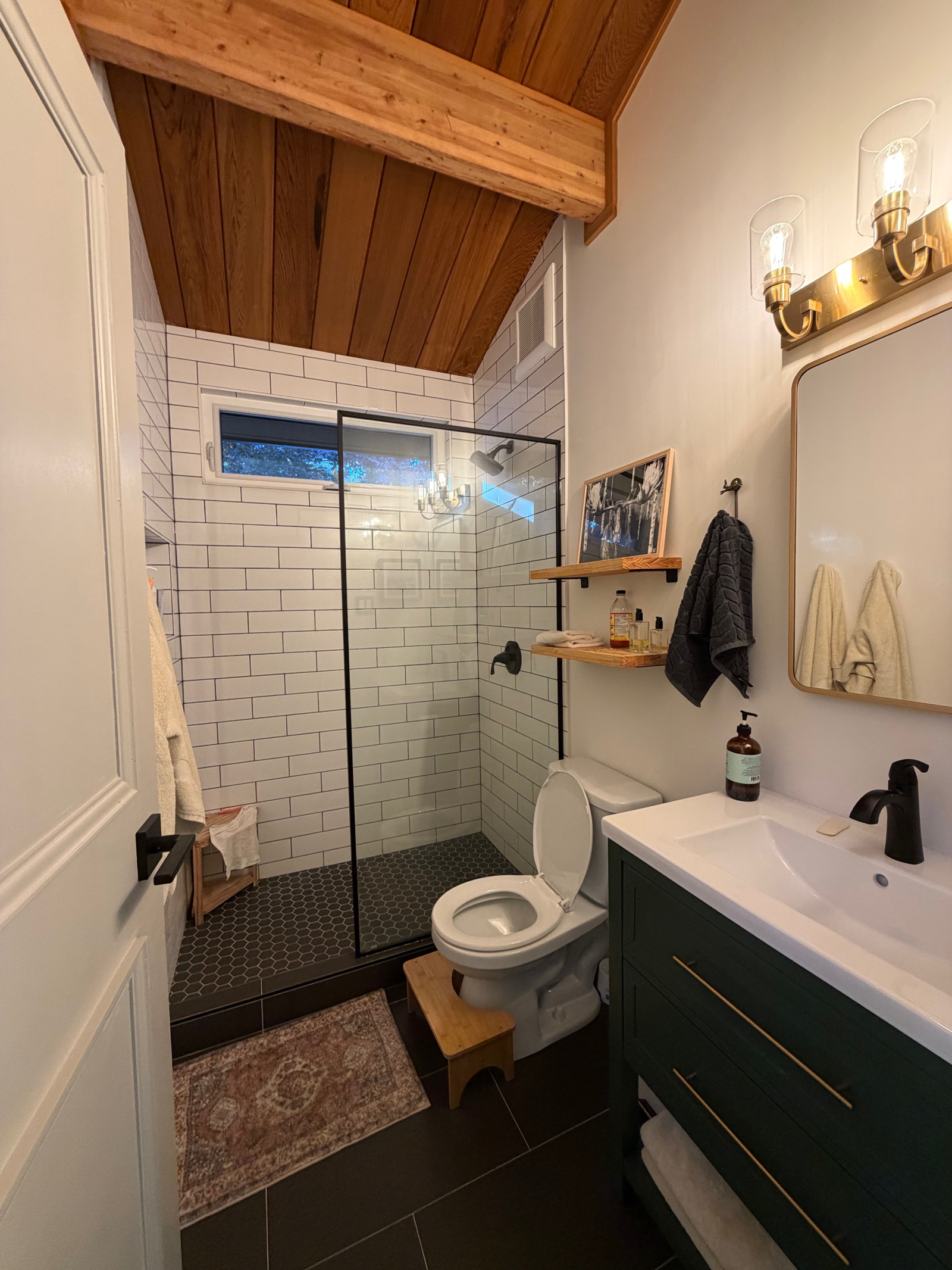 Modern Alpine Studio & Sanctuary: Ski-in/Bike-out in Rossland, BC