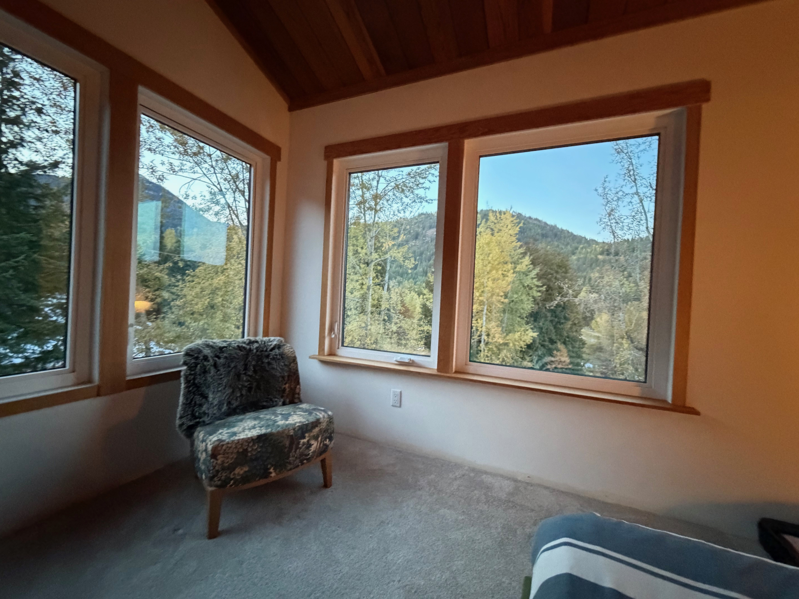Modern Alpine Studio & Sanctuary: Ski-in/Bike-out in Rossland, BC