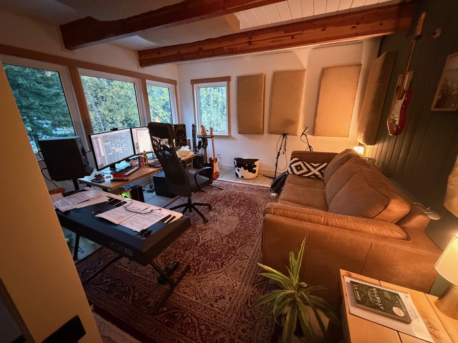 Modern Alpine Studio & Sanctuary: Ski-in/Bike-out in Rossland, BC