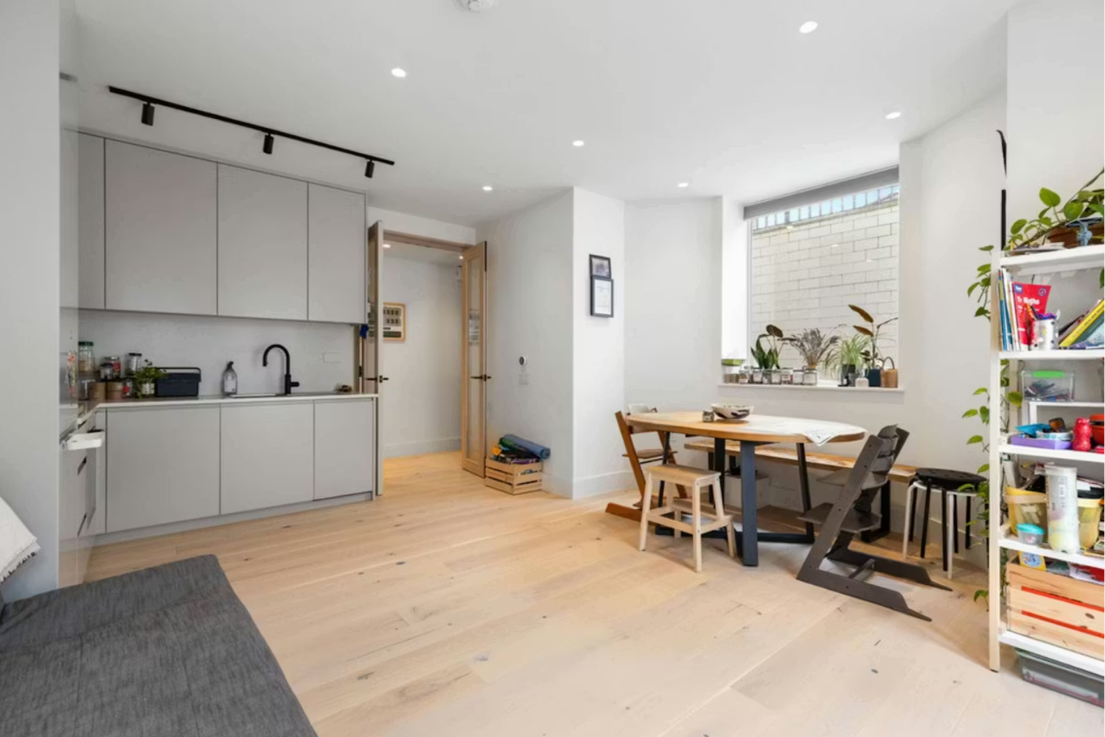 Bright apartment in lovely London neighbourhood
