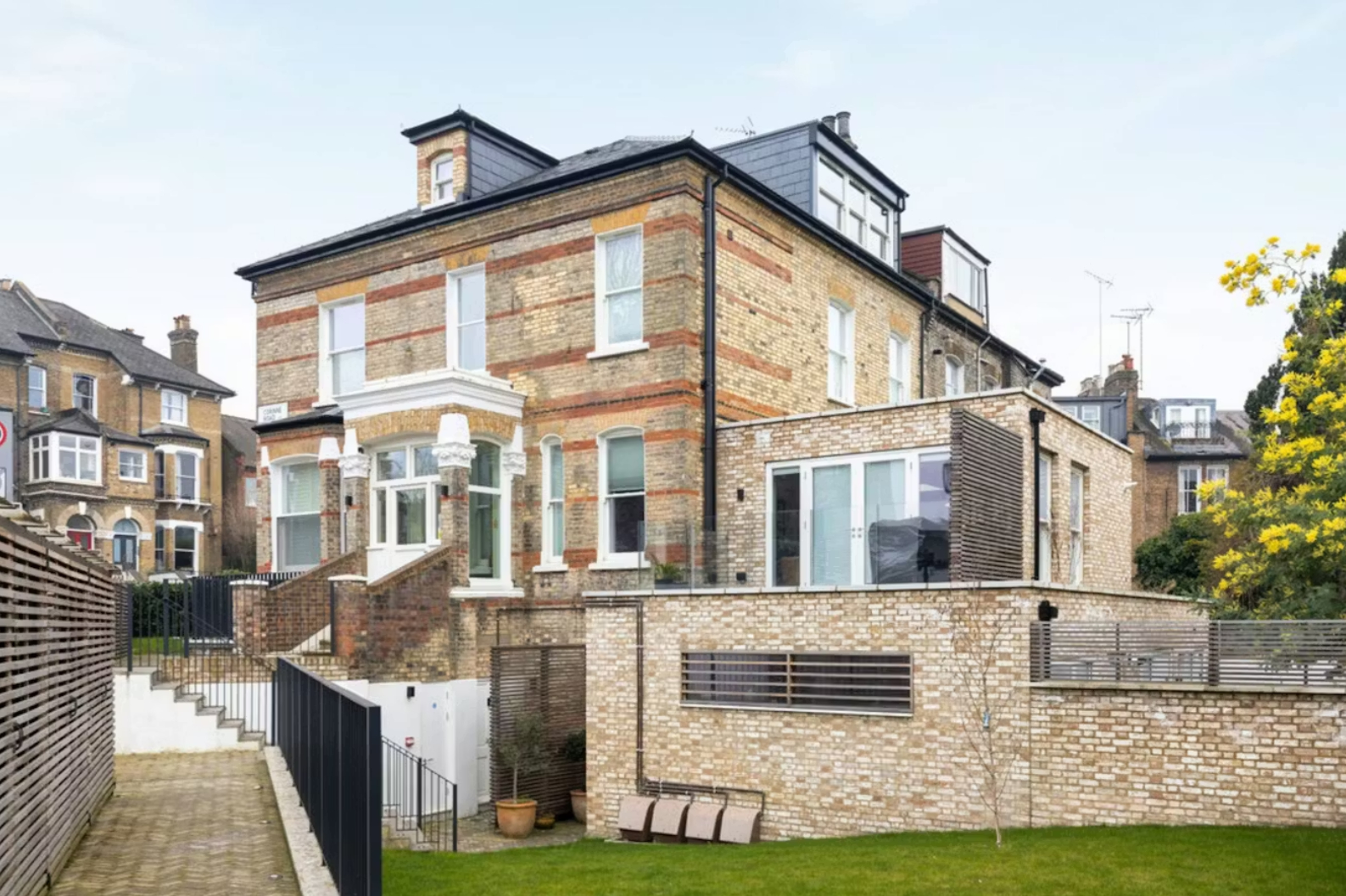 Bright apartment in lovely London neighbourhood