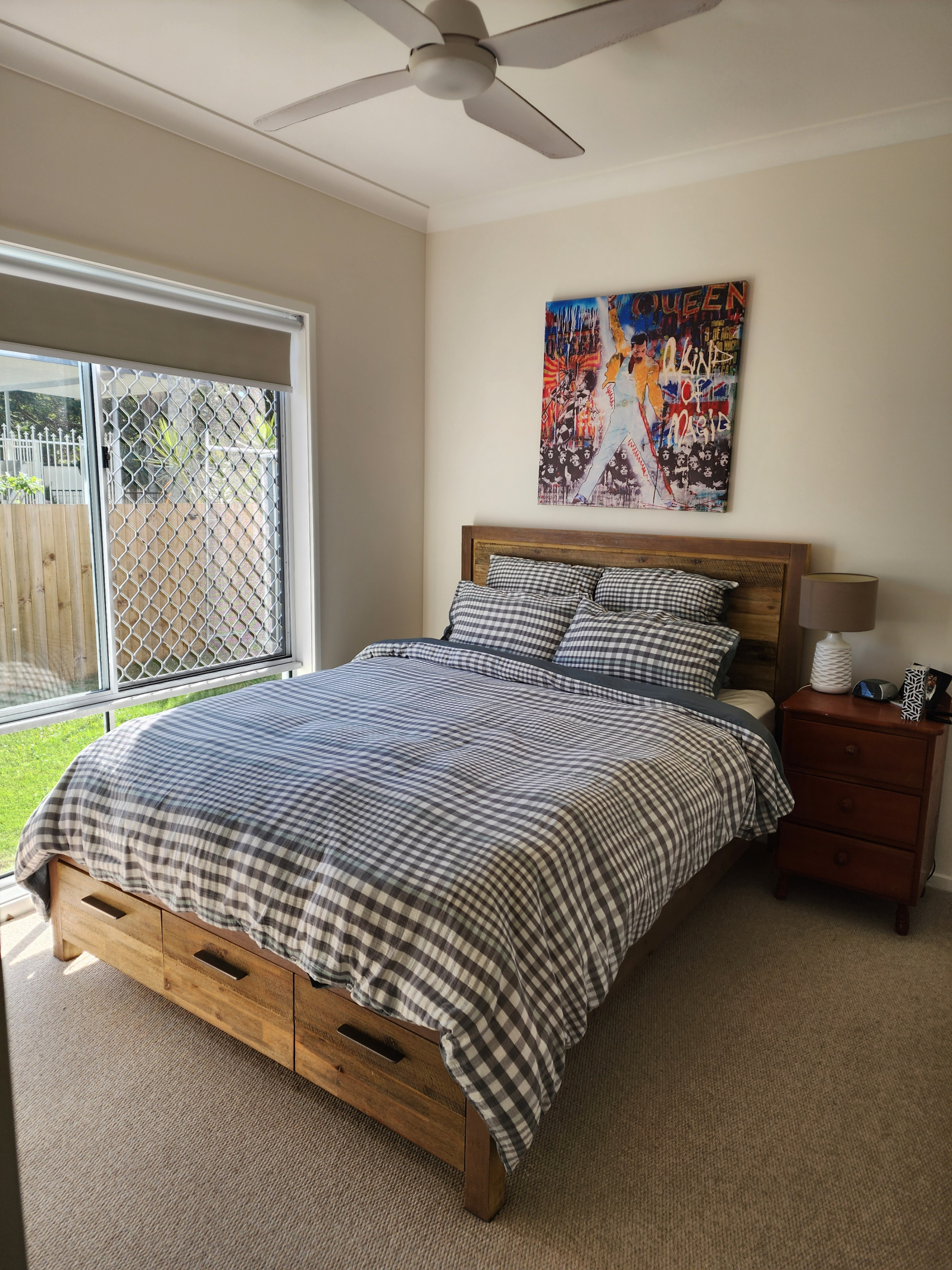 Schlafzimmer im Erdgeschoss mit Queen-Size-Bett