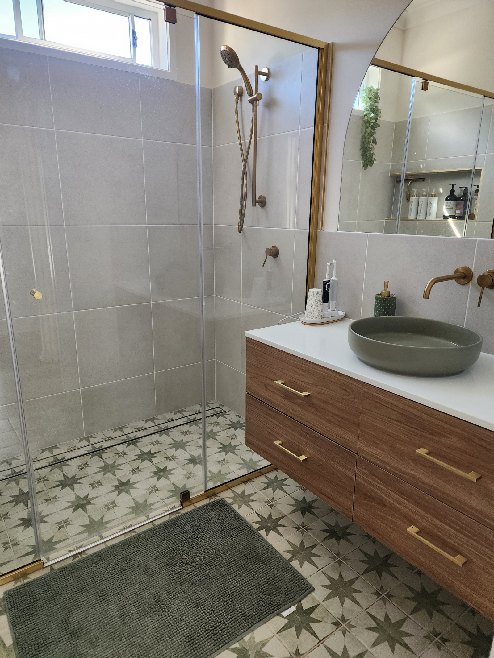 Hauptbadezimmer unten mit separatem Gästezimmer