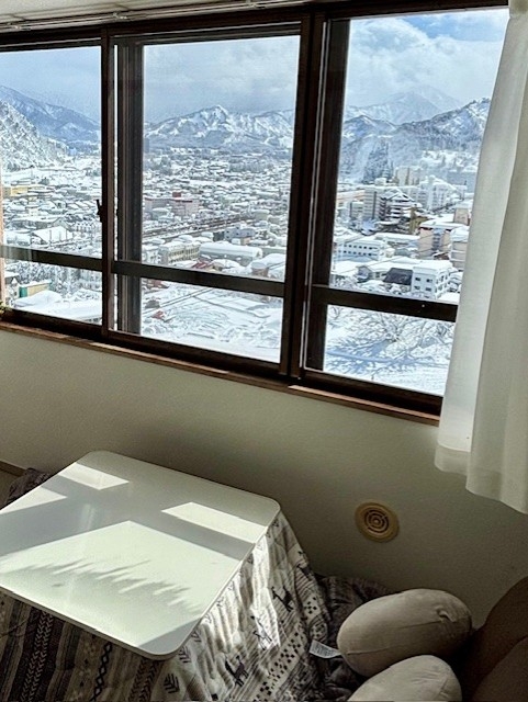 Condomínio de resort de montanha na encosta de Japow com uma fonte termal natural interna e piscina ao ar livre