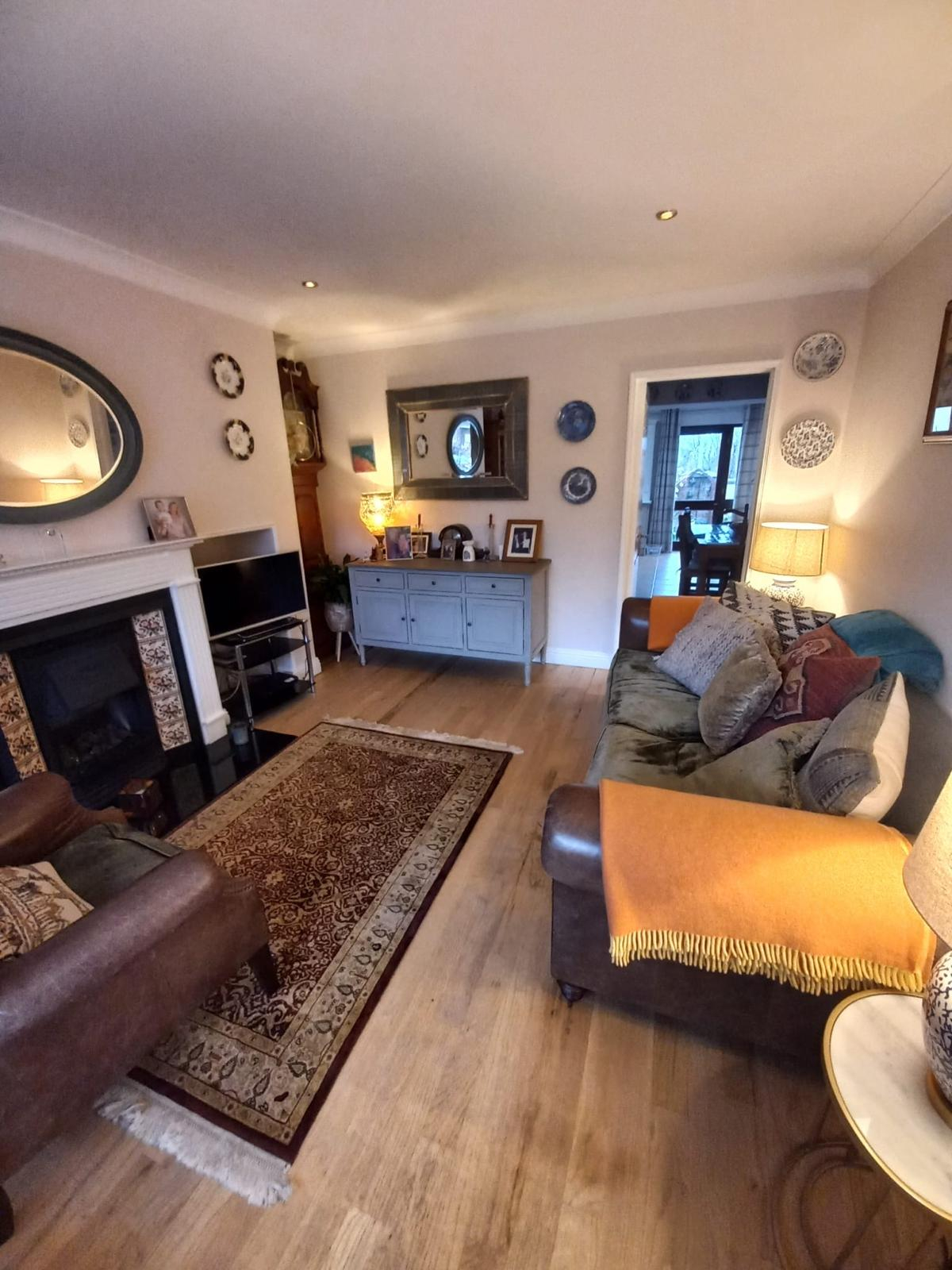 Sala de estar aconchegante com Sky TV