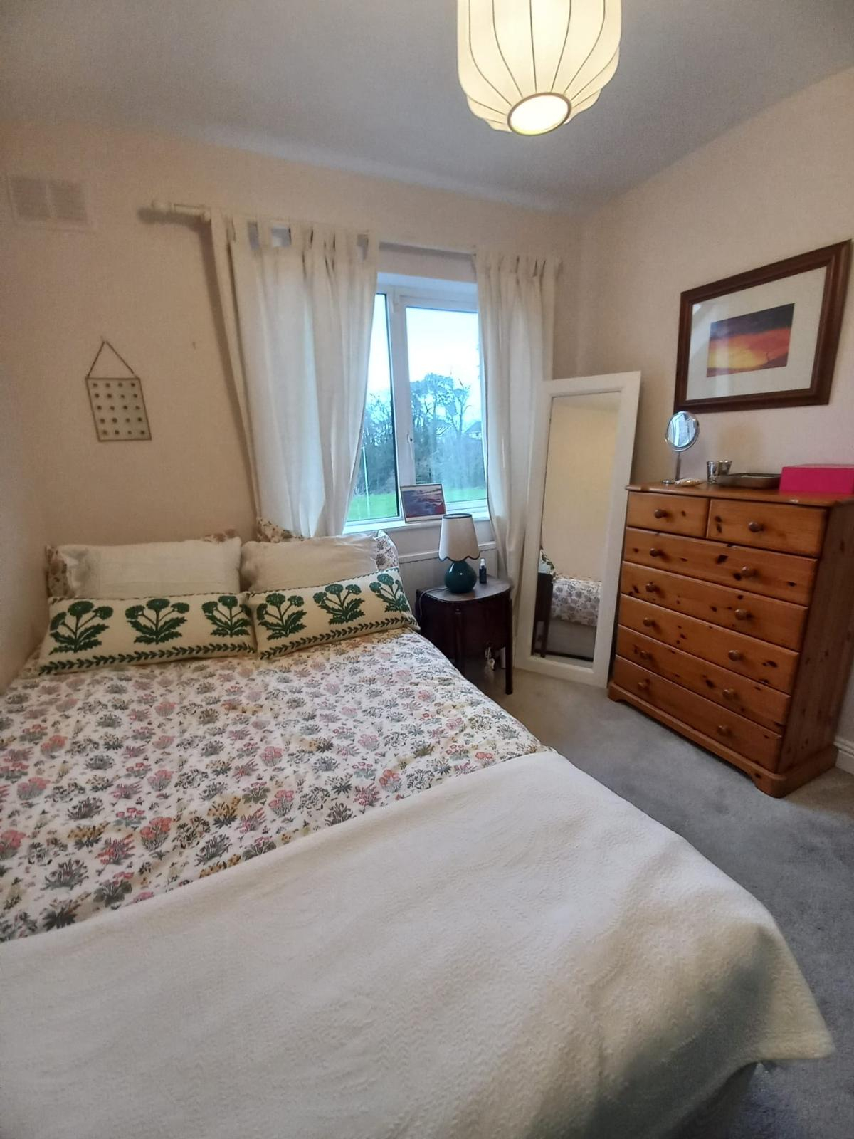 Segundo quarto com cama de casal pequena