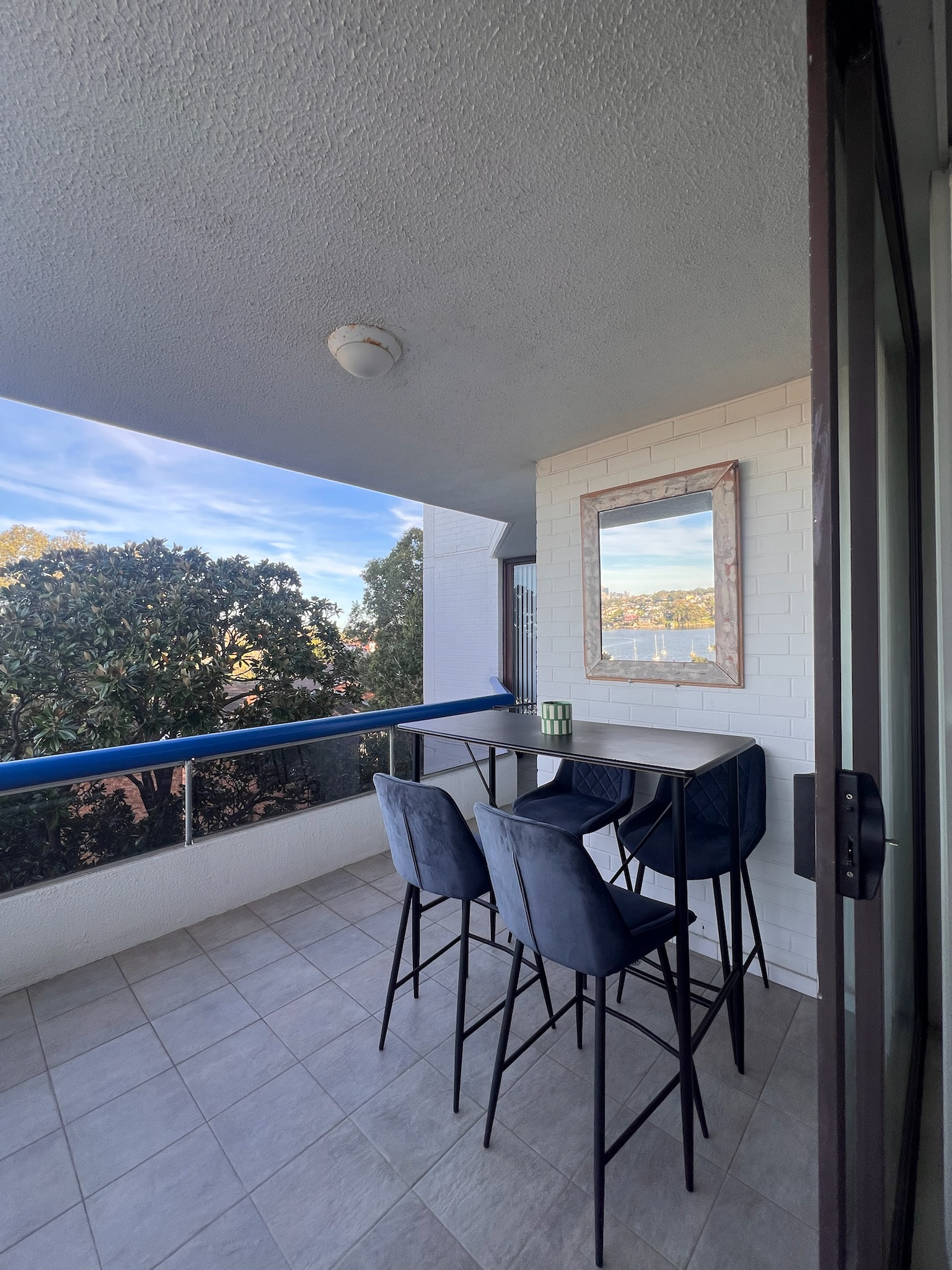 2-bed apartment with 360 water views & Sydney Harbour Bridge