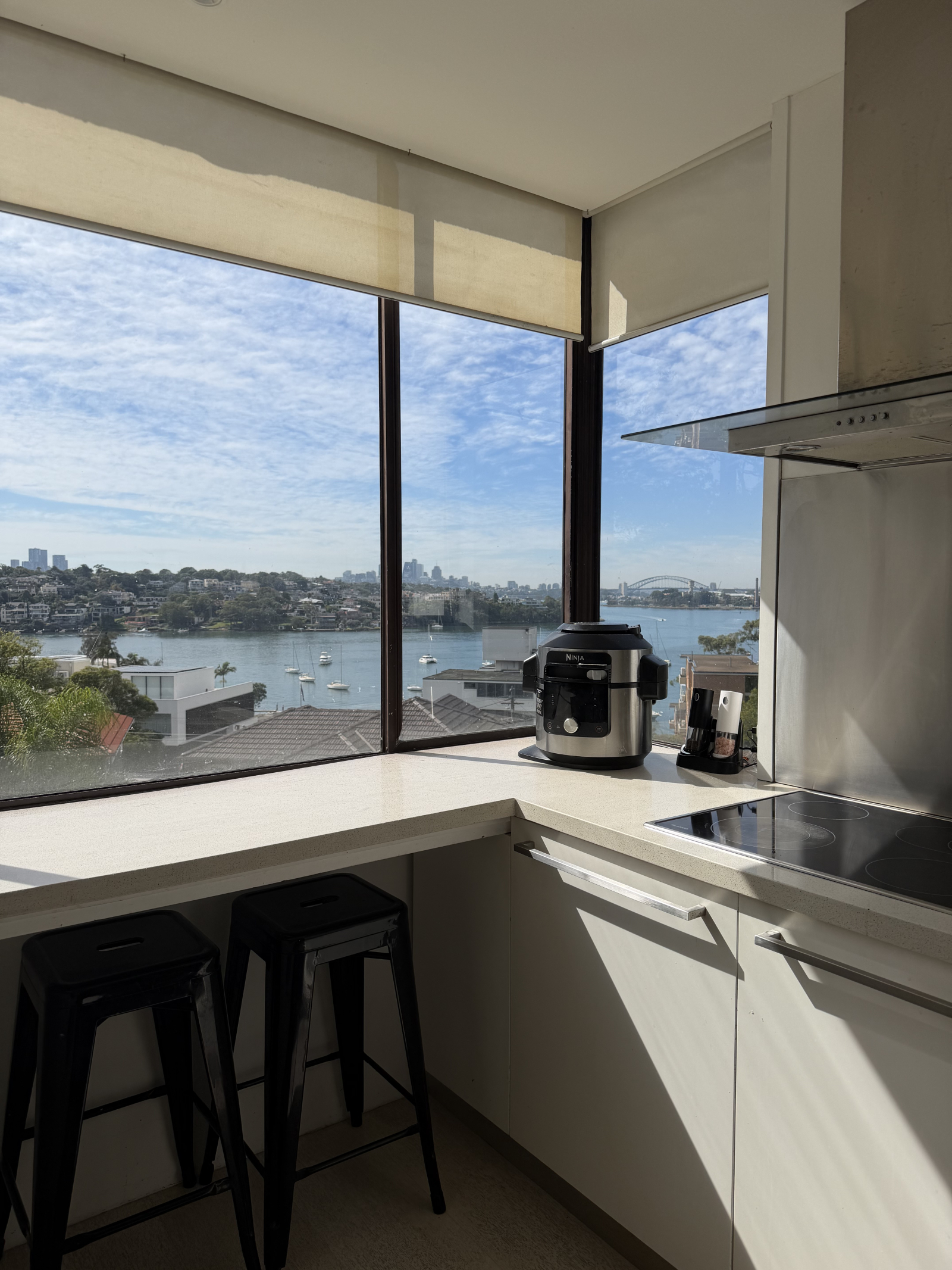 2-bed apartment with 360 water views & Sydney Harbour Bridge