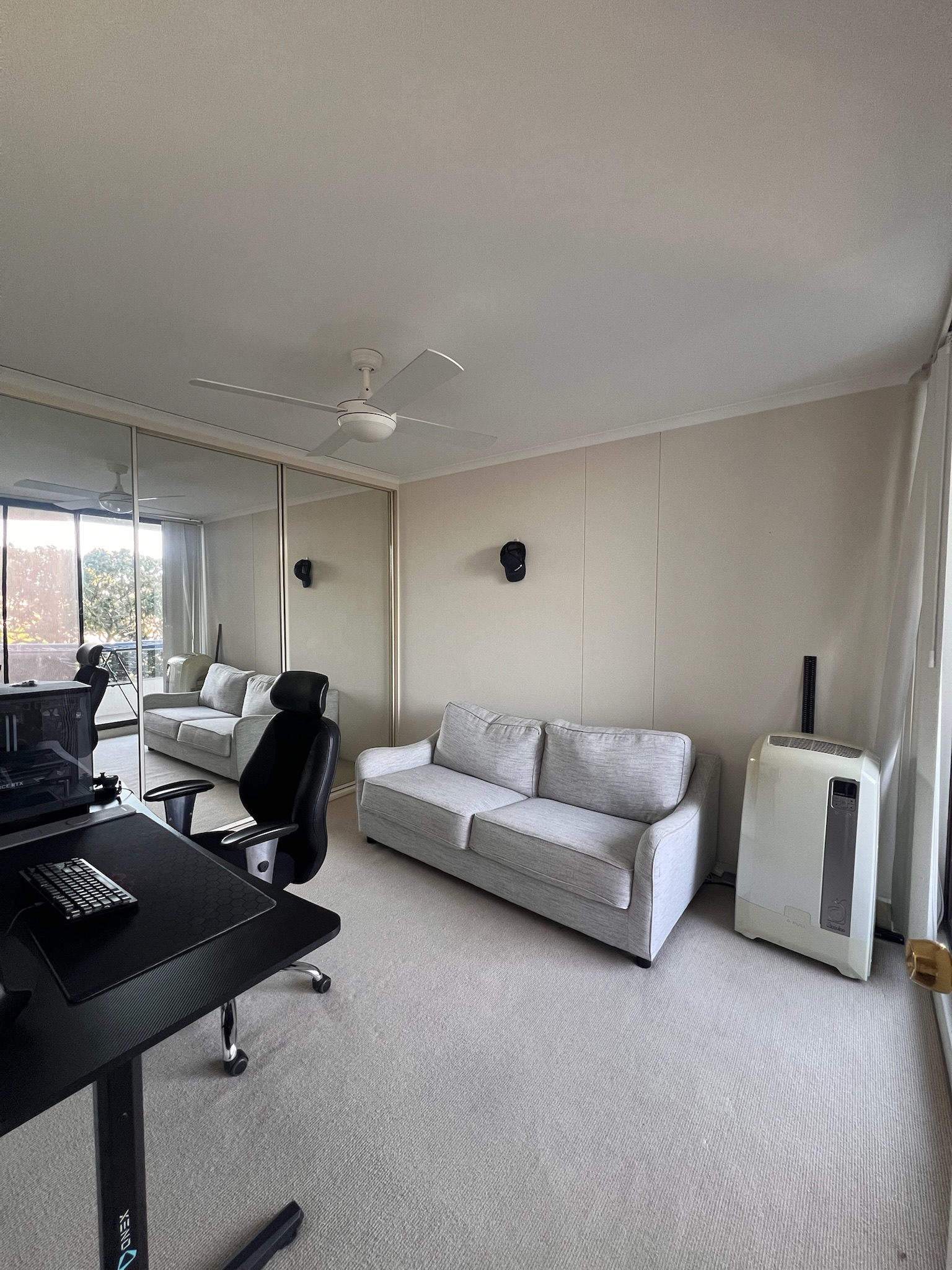 2-bed apartment with 360 water views & Sydney Harbour Bridge