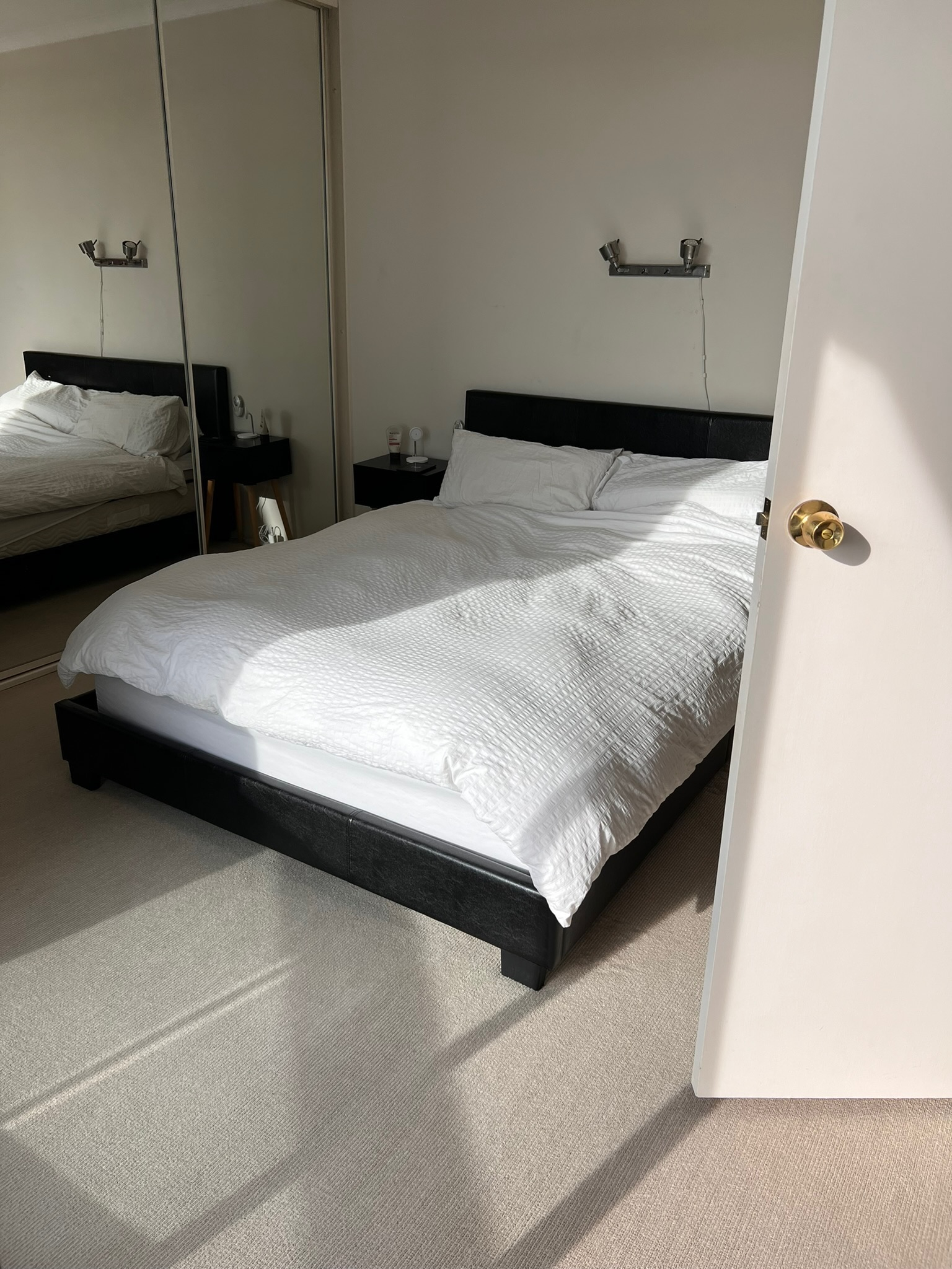 2-bed apartment with 360 water views & Sydney Harbour Bridge