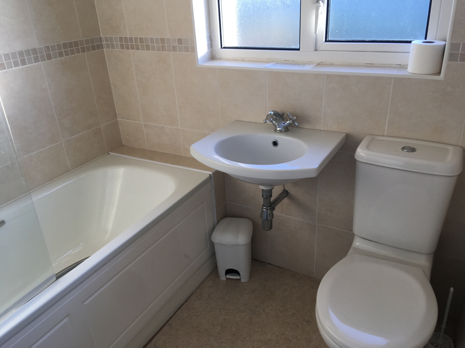 De badkamer boven heeft ook een krachtige douche boven het bad