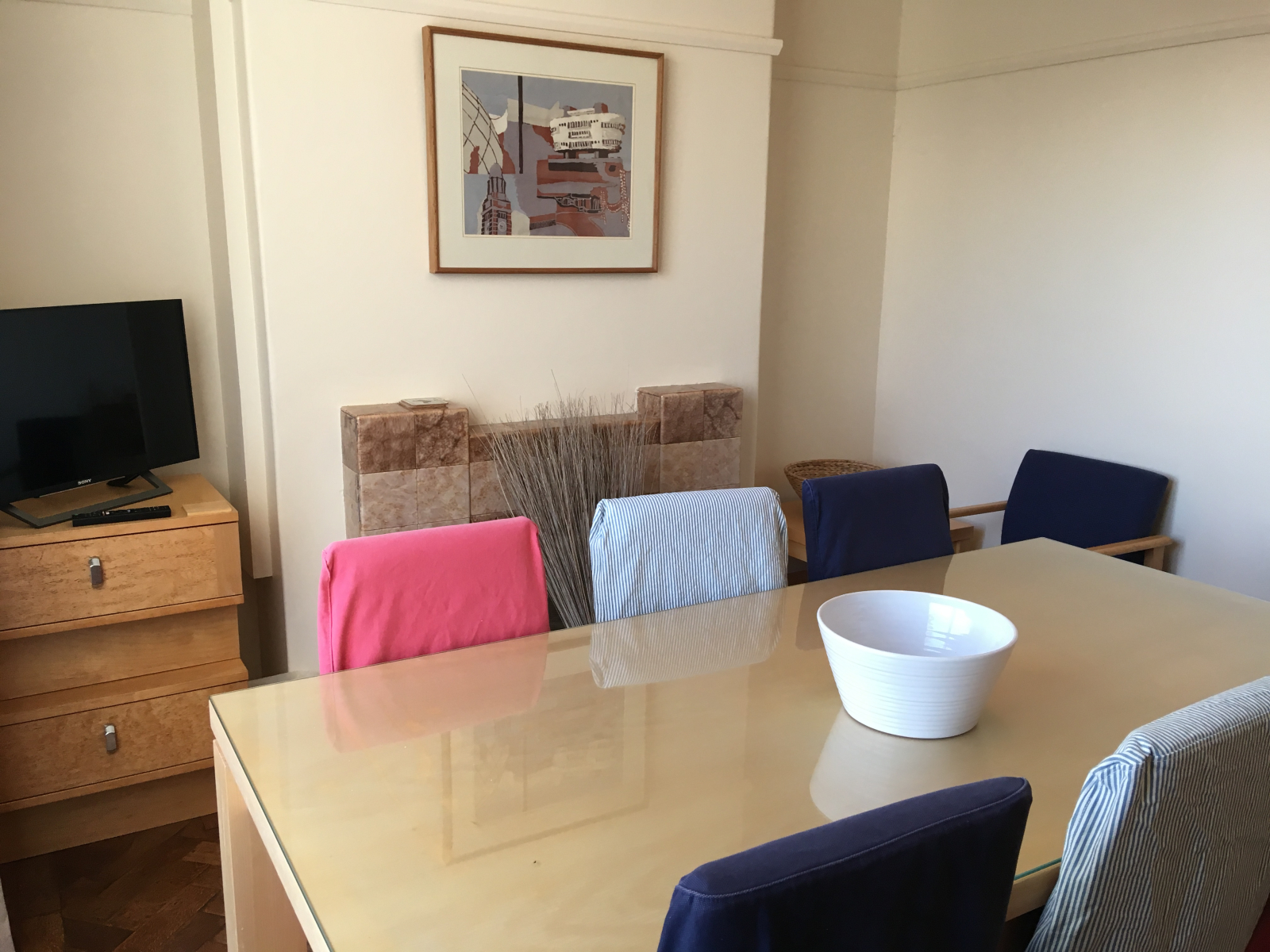 Eetkamer beneden - kan worden gebruikt als tweede woonkamer met een comfortabele stoel en televisie