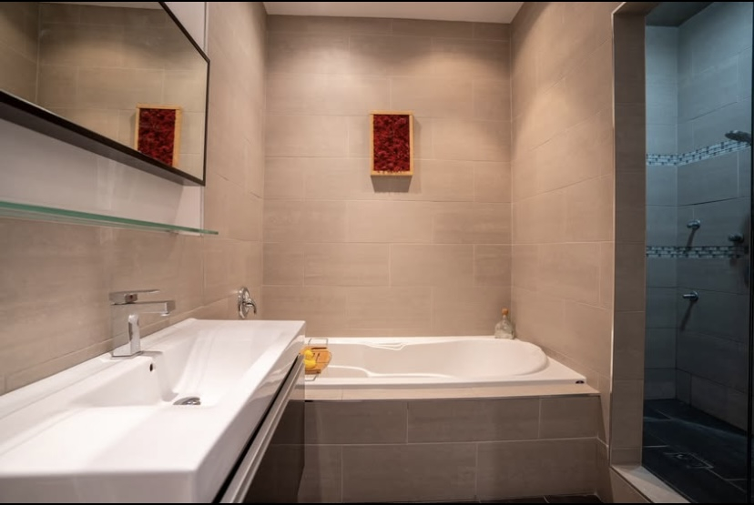 Santuario elegante con pareti di vetro: comfort contemporaneo in città