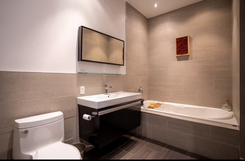Santuario elegante con pareti di vetro: comfort contemporaneo in città