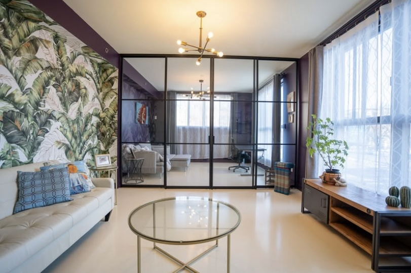 Santuario elegante con pareti di vetro: comfort contemporaneo in città