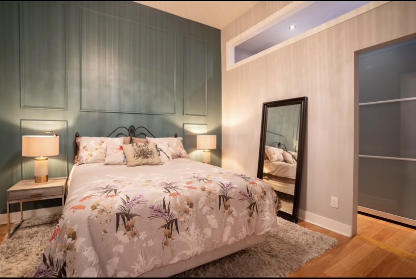 Santuario elegante con pareti di vetro: comfort contemporaneo in città