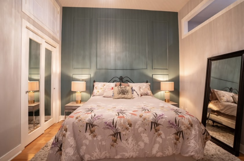 Santuario elegante con pareti di vetro: comfort contemporaneo in città