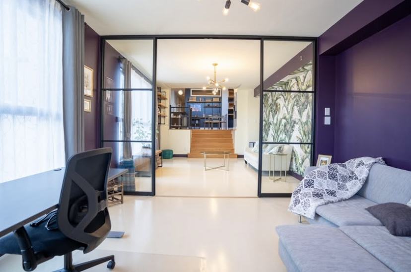 Santuario elegante con pareti di vetro: comfort contemporaneo in città